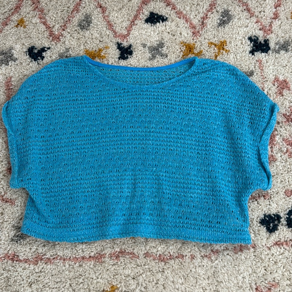 knitted crop top in blue